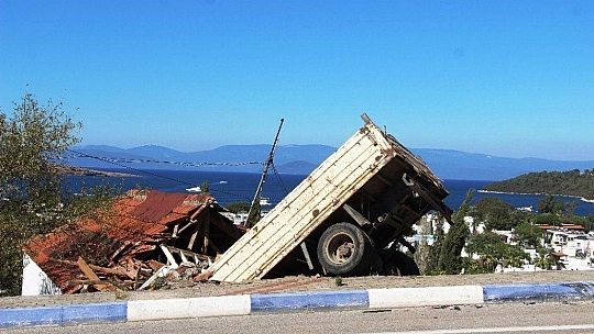 Ev salçası yaparken evinin çatısından içeri kamyon girdi