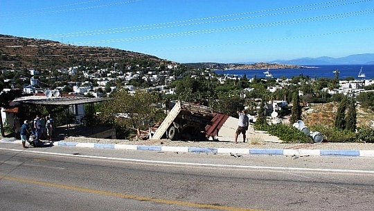 Ev salçası yaparken evinin çatısından içeri kamyon girdi