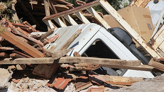 Ev salçası yaparken evinin çatısından içeri kamyon girdi