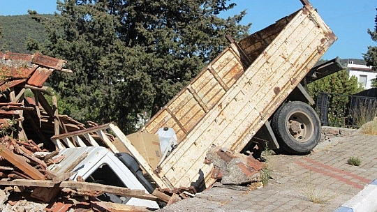 Ev salçası yaparken evinin çatısından içeri kamyon girdi