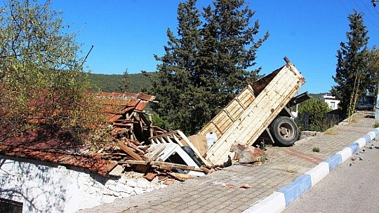 Ev salçası yaparken evinin çatısından içeri kamyon girdi