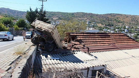 Ev salçası yaparken evinin çatısından içeri kamyon girdi