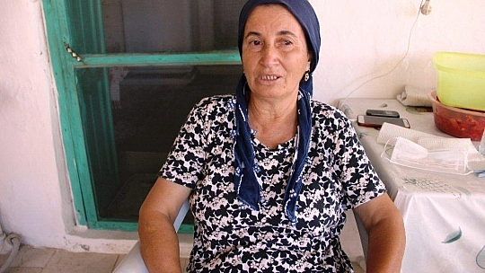 Ev salçası yaparken evinin çatısından içeri kamyon girdi