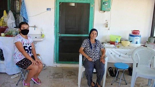 Ev salçası yaparken evinin çatısından içeri kamyon girdi