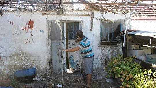 Ev salçası yaparken evinin çatısından içeri kamyon girdi