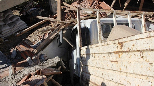 Ev salçası yaparken evinin çatısından içeri kamyon girdi