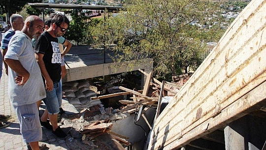 Ev salçası yaparken evinin çatısından içeri kamyon girdi