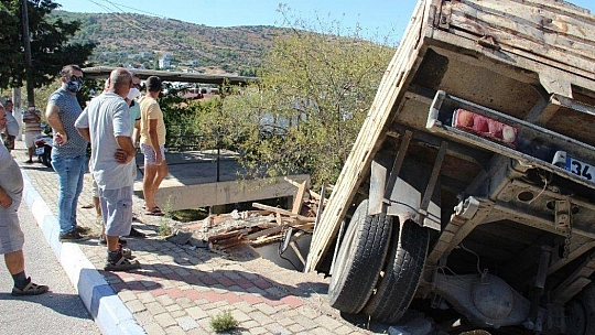 Ev salçası yaparken evinin çatısından içeri kamyon girdi