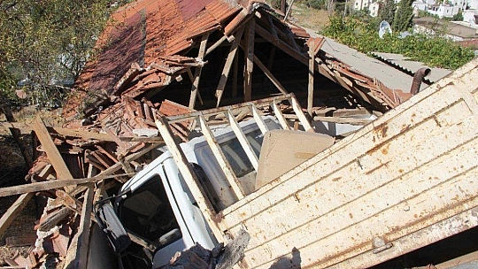 Ev salçası yaparken evinin çatısından içeri kamyon girdi