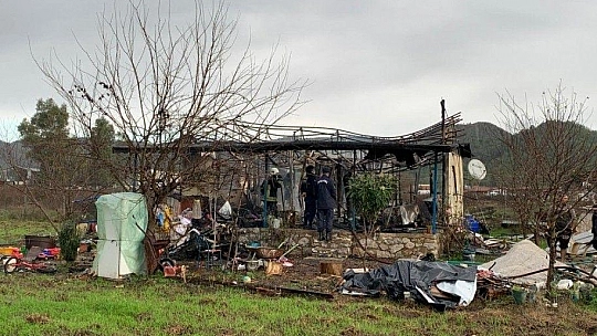 Evleri yanan aileye AK Parti İlçe yönetiminden acil destek ziyareti