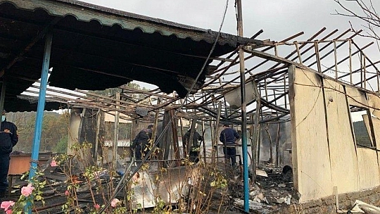 Evleri yanan aileye AK Parti İlçe yönetiminden acil destek ziyareti