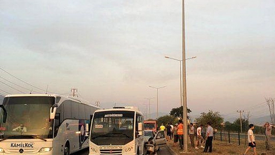 FETHİYE'DE OTOMOBİL YOLCU MİNİBÜSÜNE ÇARPTI