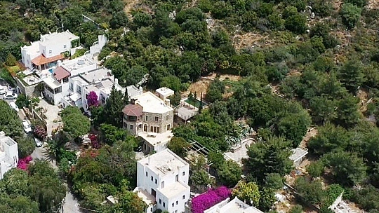 Firari Can Dündar'ın eşi hakkında yakalama kararı