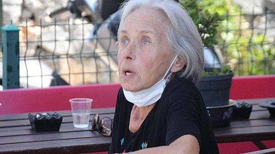 Fren yerine gaza bastı, kuaföre girdi