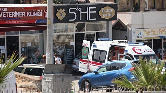 Fren yerine gaza bastı, kuaföre girdi