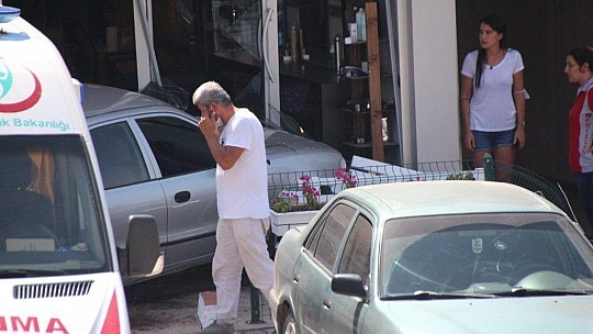 Fren yerine gaza bastı, kuaföre girdi