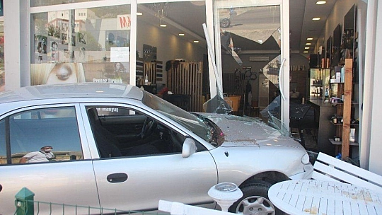 Fren yerine gaza bastı, kuaföre girdi