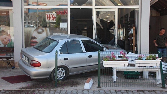 Fren yerine gaza bastı, kuaföre girdi