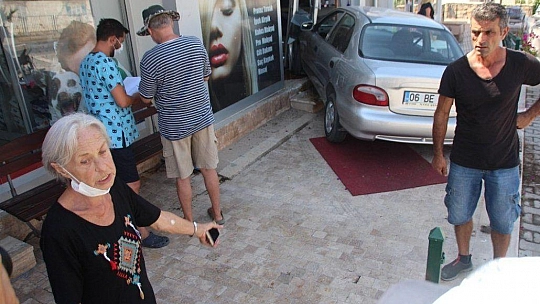 Fren yerine gaza bastı, kuaföre girdi