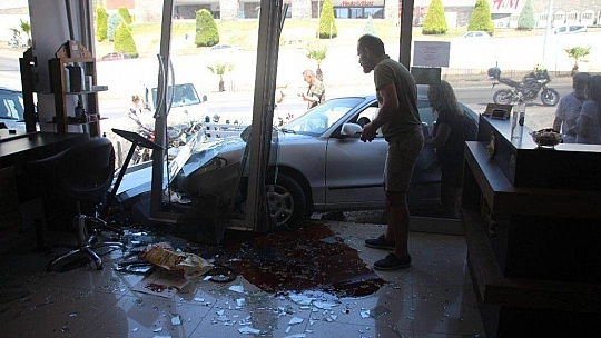 Fren yerine gaza bastı, kuaföre girdi