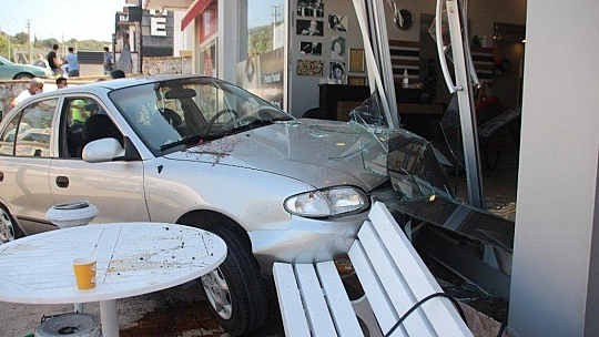 Fren yerine gaza bastı, kuaföre girdi