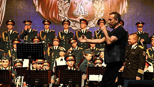 Haluk Levent ve Kızılordu Korosu, Fethiye'de Cumhuriyet marşlarını seslendirdi