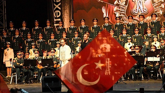 Haluk Levent ve Kızılordu Korosu, Fethiye'de Cumhuriyet marşlarını seslendirdi