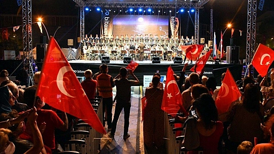 Haluk Levent ve Kızılordu Korosu, Fethiye'de Cumhuriyet marşlarını seslendirdi