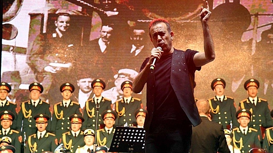 Haluk Levent ve Kızılordu Korosu, Fethiye'de Cumhuriyet marşlarını seslendirdi