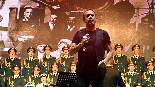 Haluk Levent ve Kızılordu Korosu, Fethiye'de Cumhuriyet marşlarını seslendirdi