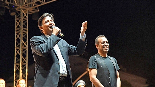 Haluk Levent ve Kızılordu Korosu, Fethiye'de Cumhuriyet marşlarını seslendirdi