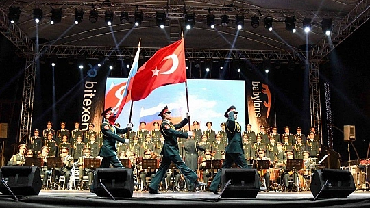 Haluk Levent ve Kızılordu Korosu, Fethiye'de Cumhuriyet marşlarını seslendirdi