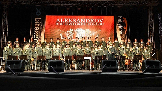 Haluk Levent ve Kızılordu Korosu, Fethiye'de Cumhuriyet marşlarını seslendirdi