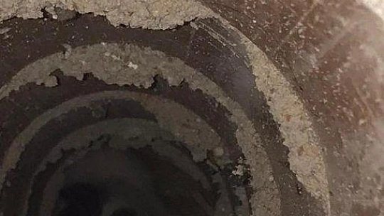 Havalandırma boşluğunda mahsur kalan kedi kurtarıldı