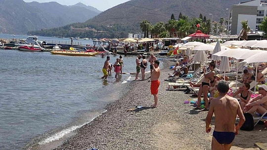Havalar ısındı, tatilciler denizde serinledi