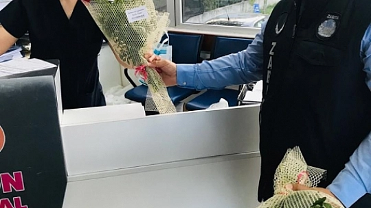 Hemşirelere çiçekli sürpriz