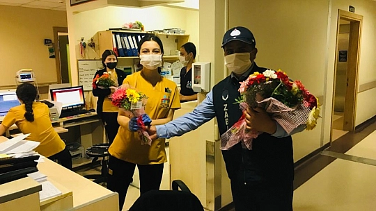 Hemşirelere çiçekli sürpriz