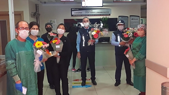 Hemşirelere çiçekli sürpriz