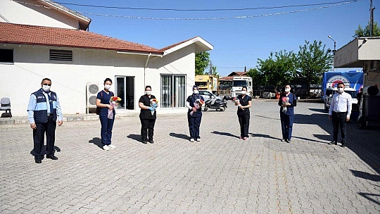 Hemşirelere çiçekli sürpriz