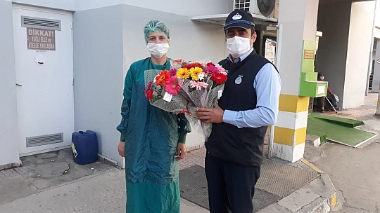 Hemşirelere çiçekli sürpriz