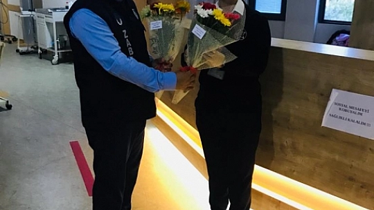 Hemşirelere çiçekli sürpriz