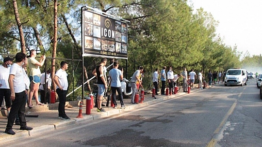 İçmeler yolunda alevler yolu kapattı