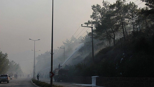 İçmeler yolunda alevler yolu kapattı