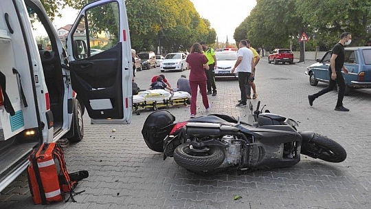 Motosiklet ile bisiklet çarpıştı, 2 yaralı