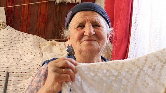 Üzümlü Dastarını FRT TV mikrofonlarına anlattı