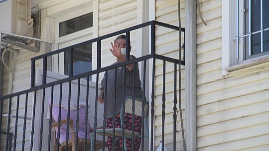 Huzurevi'ndeki Anneler ''Sarılamasak da Kalplerimiz Evlatlarımızla''