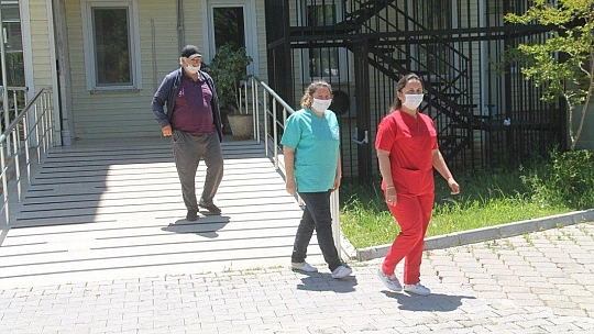 Huzurevi'ndeki Anneler ''Sarılamasak da Kalplerimiz Evlatlarımızla''