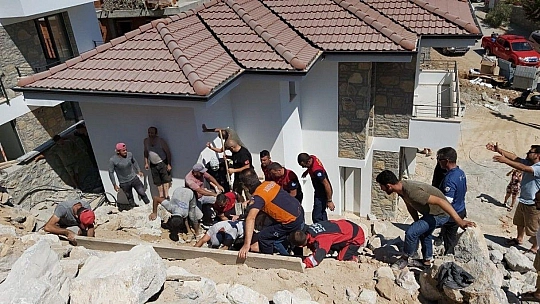 İnşaat işçisi çöken istinat duvarının altında kaldı