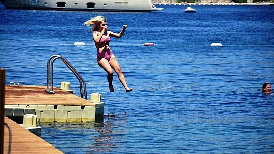 İrem Derici denizden çıkmak bilmedi