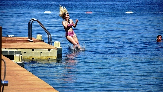 İrem Derici denizden çıkmak bilmedi